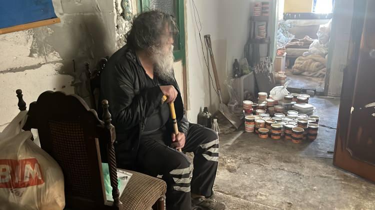 <p>Kocaeli'nin Gebze il&ccedil;esine bağlı Mustafa Paşa Mahallesi 707'nci Sokak'ta bulunan 5 katlı binanın 2'nci katındaki daireden yayılan ağır kokular &uuml;zerine vatandaşlar durumu yetkililere bildirdi.&nbsp;</p>
