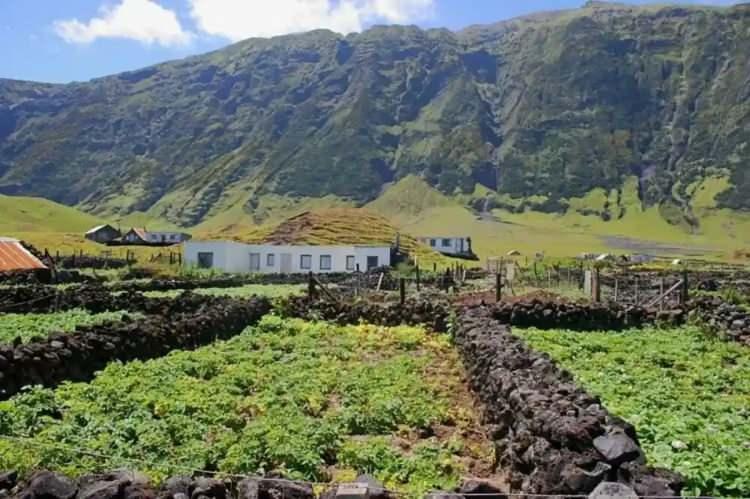 <p>Britanya Denizaşırı Toprakları arasında yer alan Tristan da Cunha, G&uuml;ney Atlas Okyanusu&rsquo;nda bulunuyor. Yaklaşık 275 kişinin yaşadığı ada, yerleşim bulunan kara par&ccedil;aları arasında d&uuml;nyaya en izole b&ouml;lgelerden biri olarak kabul ediliyor. Adanın en yakın kıta noktası ise G&uuml;ney Afrika&rsquo;daki Cape Town.</p>

<p>&nbsp;</p>
