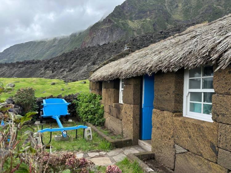 <p>Havaalanının bulunmadığı Tristan da Cunha&rsquo;ya yalnızca deniz yoluyla ulaşım sağlanabiliyor. Adadaki tek yerleşim merkezi olan Edinburgh of the Seven Seas&rsquo;te okul, hastane, posta ofisi ve k&uuml;&ccedil;&uuml;k sosyal alanlar yer alıyor.</p>

