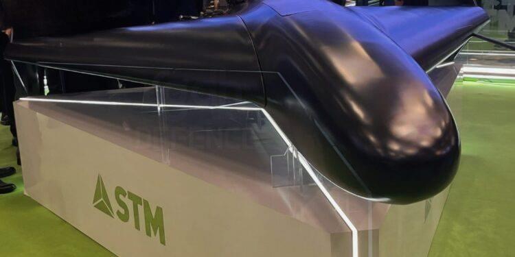 <p>Milli imkanlarla geliştirilen sistem, 1000 kilometrenin &uuml;zerindeki u&ccedil;uş menzili, 6 saate varan havada kalış s&uuml;resi, 200 kilogram kalkış ağırlığıyla dikkati &ccedil;ekerken 3 bin 500 metre irtifada etkin operasyon kabiliyeti sunuyor.</p>

