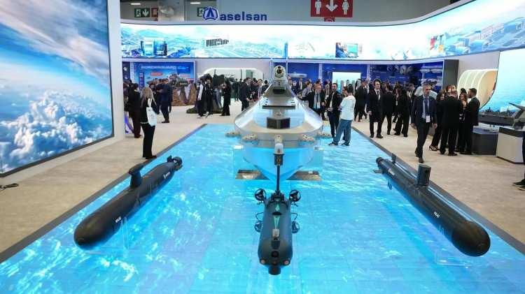<p>KILI&Ccedil; &uuml;r&uuml;n ailesinden KILI&Ccedil; 200 &uuml;r&uuml;n&uuml; orta sınıf kategorisinde, KILI&Ccedil; 10 gibi d&uuml;ş&uuml;k maliyetli, y&uuml;ksek menzil ve y&uuml;ksek patlayıcı miktarına sahip olan &uuml;yesi. KILI&Ccedil; 200, İDA ile bırakma, entegre harp başlığı ile y&uuml;ksek hassasiyetli imha, s&uuml;r&uuml; operasyon yeteneği, su &uuml;st&uuml; termal ve IR kamera ile artırılmış g&ouml;rev menzili &ouml;n plana &ccedil;ıkıyor.</p>
