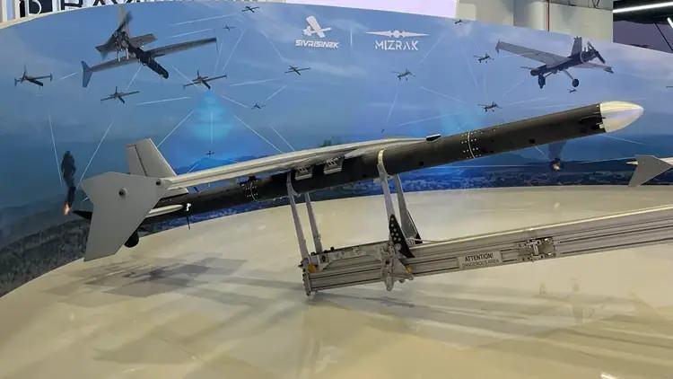<p>T&uuml;rkiye'nin &ouml;nc&uuml; savunma sanayi firmalarından Baykar da fuara K2 kamikaze dronu ile Sivrisinek ve Mızrak adlı &uuml;&ccedil; yeni &ccedil;alışma ile katıldı.</p>

