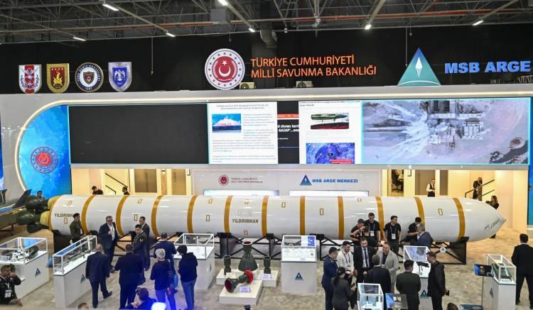 <p>Yakıt olarak sıvı nitrojen tetroksit kullanan f&uuml;ze, 4 roket motoru ile tahrik ediliyor.</p>

<p>Modern harp doktrinleri &ccedil;er&ccedil;evesinde kritik bir kuvvet &ccedil;arpanı niteliği taşıyan sistem, y&uuml;ksek hız ve manevra kabiliyeti kombinasyonuyla hedef b&ouml;lgeye erişim sağlayarak karşı tarafın erken uyarı ve &ouml;nleme imkanlarını kısıtlıyor.</p>

<p>"YILDIRIMHAN" sahip olduğu sıvı roket yakıtı ile taşıdığı 3 bin kilogramlık patlayıcı miktarıyla benzerlerinden ayrışıyor.</p>
