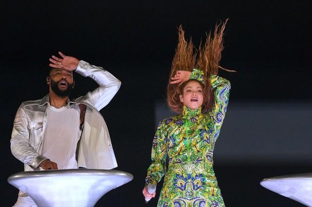 <p><strong>Planlanan saatten yaklaşık bir saat gecikmeyle, gece saat 23.00 sularında sahneye &ccedil;ıkan Shakira, hayranlarını daha fazla bekletmedi.&nbsp;</strong></p>
