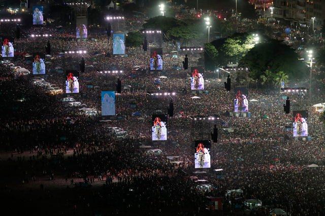 <p><strong>Yeni alb&uuml;m&uuml;n&uuml;n ruhunu sahneye taşıyan Shakira, şarkı aralarında kadınlara y&ouml;nelik ilham verici mesajlar verdi.&nbsp;</strong></p>
