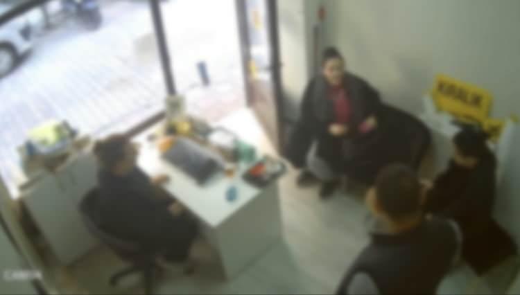 <p>Ceylan S. ve Nehir K.&lsquo;nin daha sonra &ccedil;ocukları bir evde bıraktıkları, caddedeki emlak&ccedil;ıya girdikleri ve burada bir s&uuml;re oturdukları belirlendi.</p>

<p>&nbsp;</p>

<p>Olayın yaşanması &uuml;zerine iki kız kardeşin emlak&ccedil;ıdan &ccedil;ıkarak eve doğru koştukları belirlendi. Emlak&ccedil;ıda yaşananlar g&uuml;venlik kamerasına yansıdı.</p>
