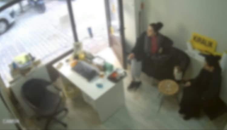 <p>Emniyette ifadesi alınan Ceylan S., sabah saatlerinde annesi Menekşe K.&rsquo;nin evine kahvaltıya gittiklerini, kardeşi Nehir K.&rsquo;nin Burcu Şahin&rsquo;in telefonunda uygunsuz fotoğraflarını ve konuşmalarını g&ouml;rd&uuml;ğ&uuml;n&uuml;, bunun &uuml;zerinde aralarında tartışma &ccedil;ıktığını s&ouml;ylediği &ouml;ğrenildi.</p>
