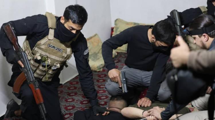 <p>Ter&ouml;r &ouml;rg&uuml;t&uuml; &uuml;yelerinin L&uuml;bnan'da eğitim aldıkları ve Suriye topraklarına sızdıkları ifade edilerek, &uuml;st d&uuml;zey h&uuml;k&uuml;met yetkililerini hedef alan sistematik suikastlar i&ccedil;eren eylem hazırlığında oldukları belirtildi.</p>
