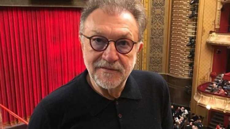 <p>O bana o felsefeye g&ouml;re bir insan nasıl davranır listesi &ccedil;ıkardı. Sanat yolculuğu yapıyorsanız teknolojiye sırt &ccedil;eviremezsiniz. Ben de ilgileniyorum, araştırıyorum. Shakespeare'in Kral Lear'ını farklı bir uyarlamayla sahneleyeceğiz. Bir de T&uuml;rkiye ve İtalya ortak yapımı korku filminde oynayacağım."</p>

