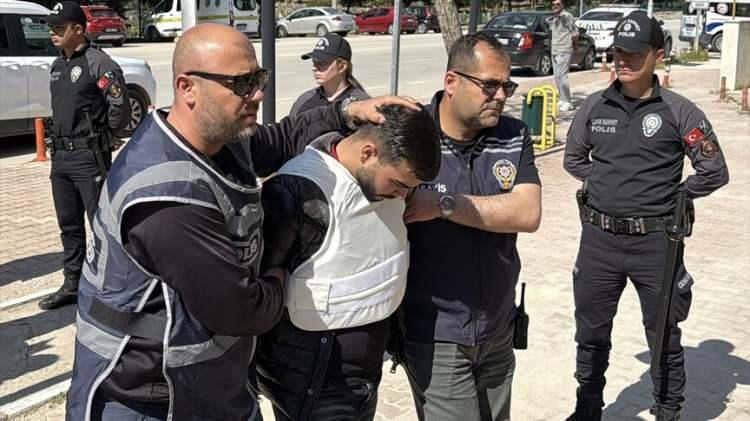 <p>Ş&uuml;pheliler İ.U.D. ve A.B.S. 6 Mayıs'ta g&ouml;zaltına alınmış, İ.U.D'nin ifadesinde, Yapıcı'nın cesedini yaktıktan sonra kalan kısmını Korkuteli Barajı'na attıklarını s&ouml;ylemesi &uuml;zerine arama &ccedil;alışması başlatılmıştı.</p>

<p>&nbsp;</p>
