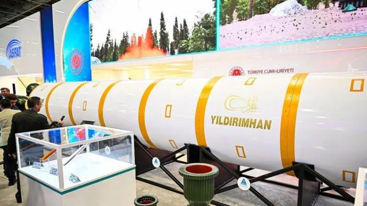<p>T&uuml;rkiye&rsquo;nin tanıttığı &ldquo;Yıldırımhan&rdquo; sistemi ise &ouml;zellikle taşıdığı y&uuml;ksek patlayıcı kapasitesiyle &ouml;ne &ccedil;ıkıyor. Sistem, sıvı yakıt teknolojisi ve gelişmiş roket motorlarıyla benzerlerinden ayrışıyor.</p>

<p>YILDIRIMHAN&rsquo;IN DİKKAT &Ccedil;EKEN &Ouml;ZELLİKLERİ</p>

<p>Hipersonik f&uuml;ze sınıfında yer alıyor</p>

<p>Mach 9 ile Mach 25 arasında hızlara ulaşabiliyor</p>

<p>Yakıt olarak sıvı nitrojen tetroksit kullanıyor</p>

<p>4 roket motoruyla tahrik ediliyor</p>

<p>3 bin kilogramlık y&uuml;ksek patlayıcı taşıyabiliyor</p>
