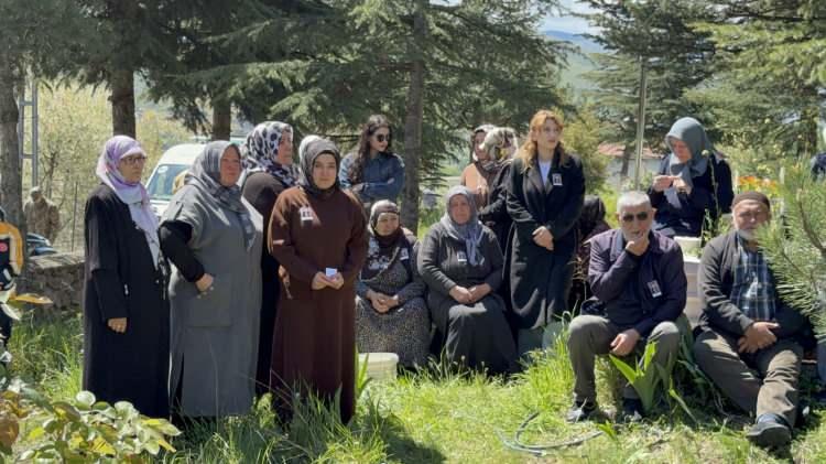 <p>K&ouml;y mezarlığında d&uuml;zenlenen askeri t&ouml;rene askeri erkan, şehidin yakınları, k&ouml;y halkı ve &ccedil;ok sayıda vatandaş katıldı.</p>

<p>&nbsp;</p>

<p>T&uuml;rk bayrağına sarılı tabut, askerlerin omuzlarında t&ouml;ren alanına taşınırken dualar okundu.</p>

<p>&nbsp;</p>

<p>Duygusal anların yaşandığı t&ouml;rende şehidin yakınları g&ouml;zyaşlarına hakim olamadı.</p>
