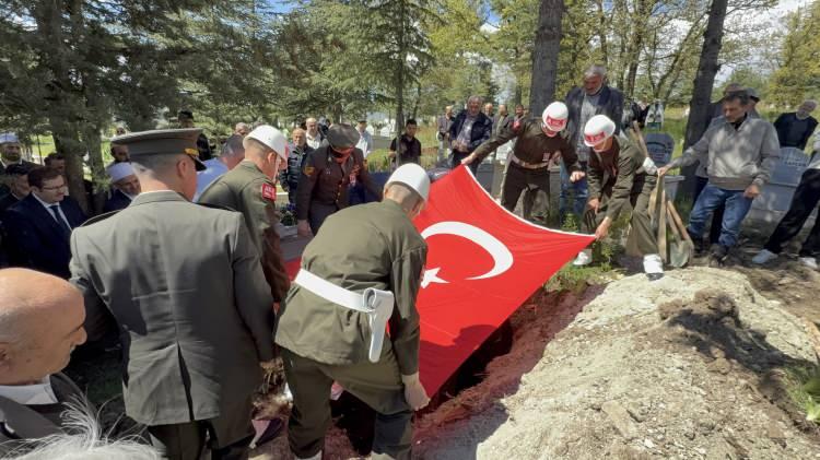 <p><span style="color:#A52A2A"><strong>61 YIL SONRA MEMLEKETİNE DEFNEDİLDİ&nbsp;</strong></span></p>

<p>&nbsp;</p>

<p>Yapılan işlemlerin ardından Şehit Onbaşı Duran &Ouml;zt&uuml;rk&rsquo;&uuml;n naaşı, Iğdır Asri Mezarlığı&rsquo;ndaki kabri a&ccedil;ılarak alındı ve kara yoluyla memleketi Tokat merkeze bağlı Yazıbaşı k&ouml;y&uuml;ne getirildi.</p>
