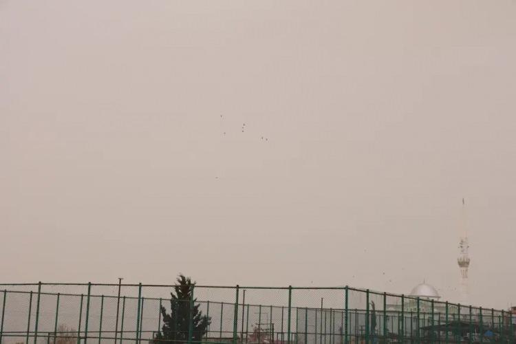 <p>Meteoroloji kaynakları, Libya &uuml;zerinden gelen sıcak hava akımıyla birlikte taşınan toz bulutlarının T&uuml;rkiye'nin batı ve i&ccedil; kesimlerinde etkili olabileceğini belirtiyor. İstanbul, Ankara, İzmir ve Bursa gibi şehirlerde g&ouml;ky&uuml;z&uuml;nde gri-sarı tonların oluşabileceği ifade ediliyor.</p>
