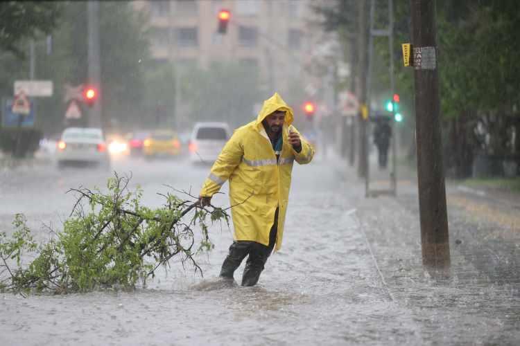 <p>Bu s&uuml;re&ccedil;te sıcak ve soğuk hava k&uuml;tleleri arasında binlerce kilometre &ouml;l&ccedil;eğinde g&uuml;&ccedil;l&uuml; bir sıcak-soğuk hava taşınımı yaşandığına ve bu durumun atmosferde b&uuml;y&uuml;k bir dengesizliğe sebep olduğuna işaret eden T&uuml;rkeş, şunları kaydetti:</p>

<p>&nbsp;</p>
