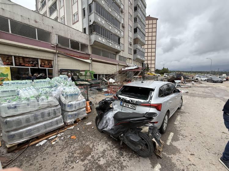 <p>İklim değişikliğinin hidrolojik d&ouml;ng&uuml;y&uuml; hızlandırdığına dikkati &ccedil;eken T&uuml;rkeş, "Bu durum, aşırı yağışlar, dolu, şiddetli fırtınalar ve s&uuml;per h&uuml;cre gibi konvektif sistemlerin daha yıkıcı hale gelmesine zemin hazırlıyor.&nbsp;</p>
