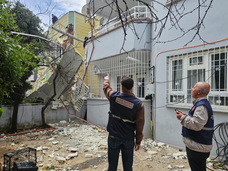 <p>Saatte 100 kilometreyi aşan r&uuml;zgarlar, iri taneli dolu ve yer yer hortum oluşumuyla ciddi hasar potansiyeli taşırlar. Kentte g&ouml;zlenen duvar bulutu yapısı da bu sistemin karakteristik g&ouml;stergelerinden biri." diye konuştu.</p>

<p>&nbsp;</p>
