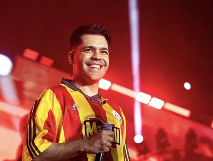 <p><strong>Koyu bir Galatasaray taraftarı olarak bilinen &uuml;nl&uuml; şarkıcı Emir Can İğrek, katıldığı bir programda Kerem Akt&uuml;rkoğlu hakkında yaptığı yorumla dikkatleri &uuml;zerine &ccedil;ekti.</strong></p>
