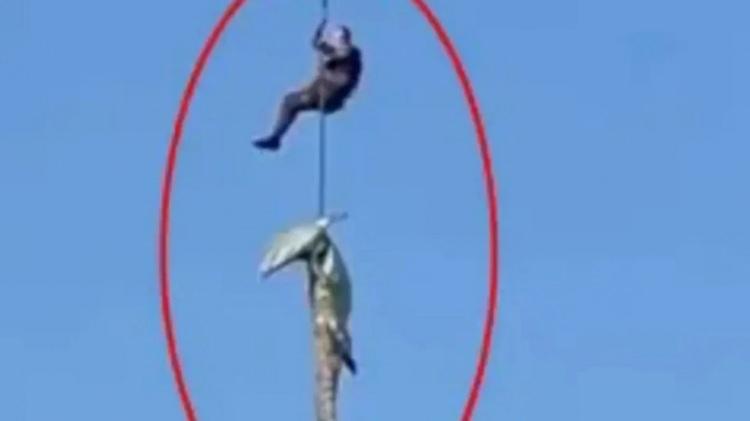 <p>&Uuml;lkenin kuzeydoğusunu etkisi altına alan şiddetli yağışların neden olduğu selde kaybolan 59 yaşındaki iş insanını arama kurtarma &ccedil;alışmalarında, b&ouml;lgedeki şişkin halde hareketsiz bekleyen bir timsah etkisiz hale getirilmişti.</p>

<p>&nbsp;</p>

