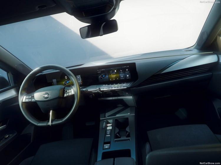 <p>WLTP normlarına g&ouml;re 4,9 &ndash; 5,1 litre/100 km karma yakıt t&uuml;ketimi sunan yeni Astra dizel, 130 &ndash; 134 g/km CO₂ emisyonu değerleriyle hem performans hem de verimlilik a&ccedil;ısından dengeli bir s&uuml;r&uuml;ş karakteri ortaya koyuyor.</p>
