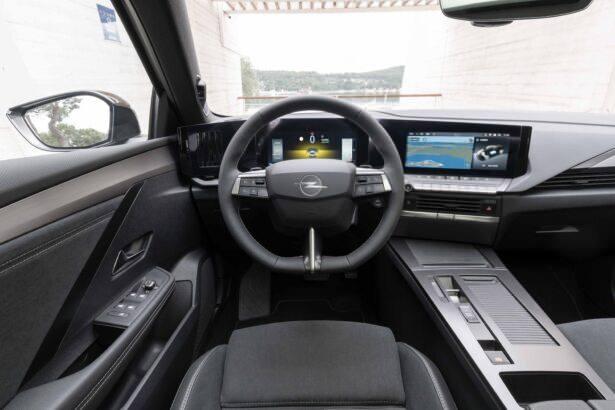 <p>8 ileri tam otomatik şanzımanla eşleştirilen bu motor ile model 0&rsquo;dan 100 km/sa hıza 10,6 saniyede ulaşırken, maksimum 209 km/sa hıza &ccedil;ıkabiliyor.&nbsp;</p>
