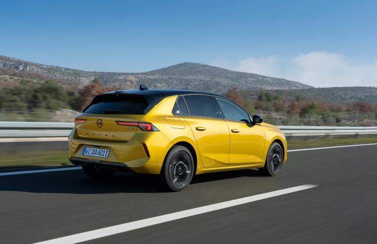 <p>T&Uuml;RKİYE FİYATI DA A&Ccedil;IKLANDI<br />
<br />
1.5 130 HP Dizel<br />
AT8 GS&nbsp; 2.590.000 TL<br />
<br />
Lansman fiyatı<br />
<br />
2.290.000 TL<br />
<br />
&nbsp;</p>
