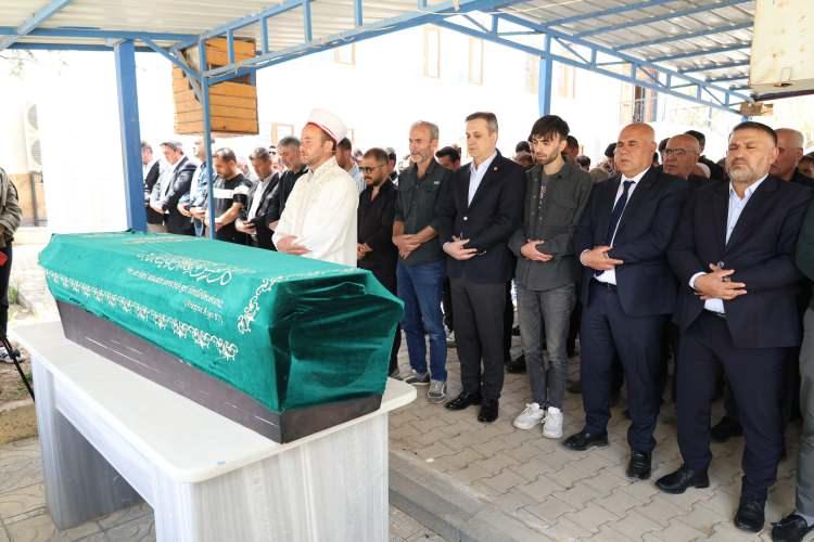 <p>Yapıcı'nın cenazesi, &ouml;ğle vakti kılınan cenaze namazının ardından il&ccedil;e mezarlığında toprağa verildi.</p>

<p>&nbsp;</p>

