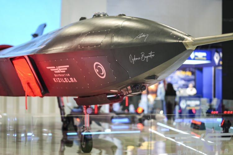 <p><span style="color:#B22222"><strong>SAHA EXPO 2026 BAŞLADI!</strong></span></p>

<p>&nbsp;</p>

<p>T&uuml;rkiye&rsquo;nin insansız sistemler teknolojisindeki &ouml;nc&uuml; kurumu Baykar, Avrupa&rsquo;nın en b&uuml;y&uuml;k sanayi k&uuml;melenmesi olan SAHA İstanbul tarafından d&uuml;zenlenen SAHA EXPO 2026 Uluslararası Savunma, Havacılık ve Uzay Sanayi Fuarı&rsquo;na geniş bir &uuml;r&uuml;n yelpazesiyle &ccedil;ıkarma yapıyor.</p>

<p>&nbsp;</p>

<p><strong>Baykar, beş g&uuml;n s&uuml;recek fuar boyunca hem İstanbul Fuar Merkezi (İFM) i&ccedil; alanında hem de dış sergileme alanında en yeni platformlarını ve yerli &uuml;retim alt sistemlerini d&uuml;nya savunma kamuoyuna tanıtacak.</strong></p>
