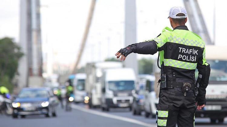 <p>Denetimlerin artmasına rağmen işlem g&ouml;ren ara&ccedil; sayısı y&uuml;zde 21,6 d&uuml;şerken, &ouml;zellikle makas atma ve drift gibi tehlikeli ihlallerde rekor gerileme yaşandı.</p>
