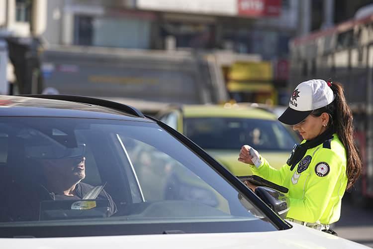 <p>Yasanın y&uuml;r&uuml;rl&uuml;ğe girmesinin ardından trafikteki davranış bi&ccedil;imlerinde kısa s&uuml;rede belirgin bir iyileşme g&ouml;zlemlendi.</p>
