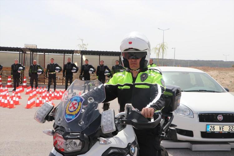 <p>Yeni d&uuml;zenlemenin en &ccedil;arpıcı etkisi, trafik g&uuml;venliğini doğrudan tehlikeye atan ve &ouml;l&uuml;mc&uuml;l kazalara davetiye &ccedil;ıkaran ağır ihlaller &uuml;zerinde oldu.</p>
