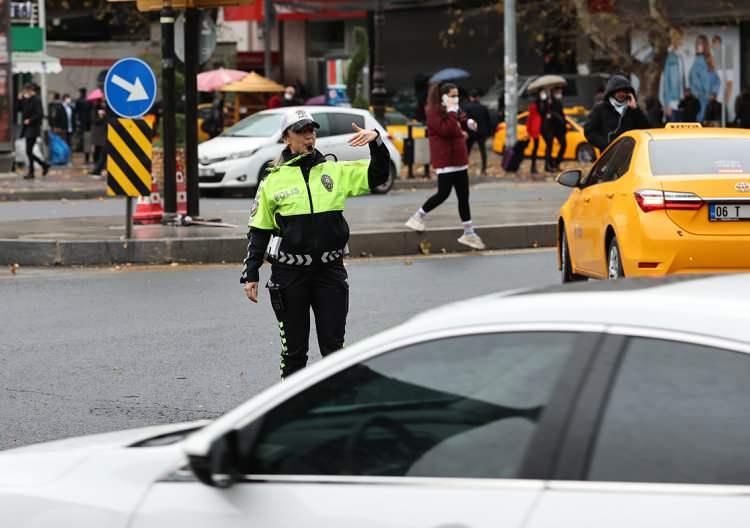 <p>Ağır ihlallerin yanı sıra g&uuml;nl&uuml;k trafikte sık&ccedil;a karşılaşılan diğer kural tanımamazlıklarda da ciddi oranlarda d&uuml;ş&uuml;ş yaşandı.</p>
