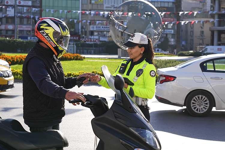 <p>G&uuml;venlik g&uuml;&ccedil;lerinin "dur" ihtarına uymama eylemleri y&uuml;zde 51,8 azalırken, motosiklet s&uuml;r&uuml;c&uuml;lerinin kask kullanmama oranı y&uuml;zde 32,4 d&uuml;şt&uuml;.</p>

