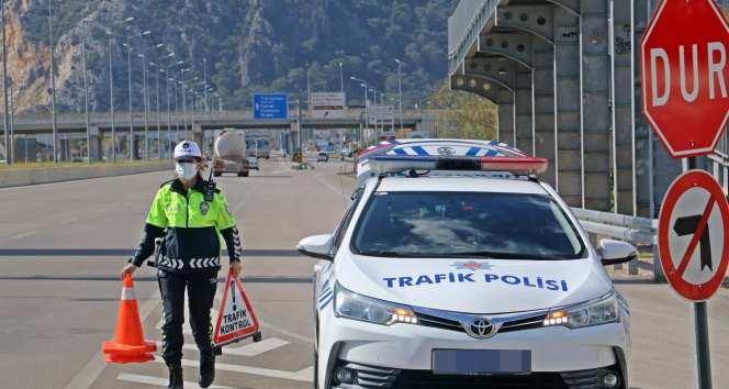 <p>Ayrıca ehliyetine el konulduğu halde ara&ccedil; kullananların sayısında y&uuml;zde 25,5, kazalara davetiye &ccedil;ıkaran ters y&ouml;n ihlallerinde de y&uuml;zde 20,7 oranında d&uuml;ş&uuml;ş g&ouml;r&uuml;ld&uuml;.</p>
