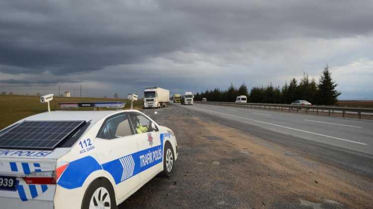 <p>Toplumun trafik g&uuml;venliği beklentilerini karşılamayı hedefleyen d&uuml;zenleme, 13 Şubat Cuma g&uuml;n&uuml; TBMM'den ge&ccedil;erek yasalaştı ve 27 Şubat Cuma g&uuml;n&uuml; Resmi Gazete'de yayımlanarak resmen y&uuml;r&uuml;rl&uuml;ğe girdi.</p>
