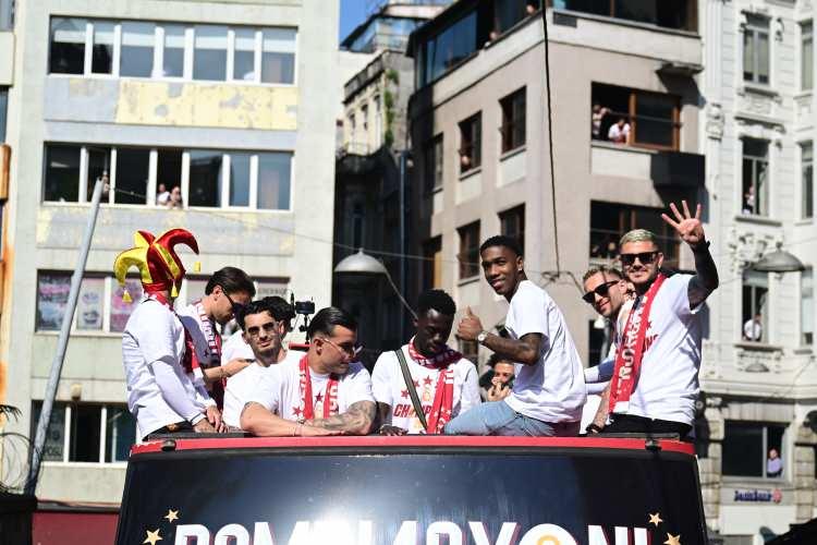 <p>Galatasaray Lisesi'nden hareket eden otob&uuml;sle yola &ccedil;ıkan sarı-kırmızılılar, sonrasında Meşrutiyet Caddesi, Tepebaşı Işıklar, Tarlabaşı Bulvarı, Taksim T&uuml;neli, Cumhuriyet Caddesi, Halaskargazi Caddesi, Mecidiyek&ouml;y Meydanı, Esentepe B&uuml;y&uuml;kdere Caddesi, B&uuml;y&uuml;kdere Caddesi G&uuml;ltepe Kavşağı, 4. Levent ve TEM Kuzey Yan Yol'dan ge&ccedil;erek RAMS Park'a geldi. Galatasaraylı oyuncuların otob&uuml;sle yolculuğu yaklaşık 3 saat s&uuml;rd&uuml;.</p>
