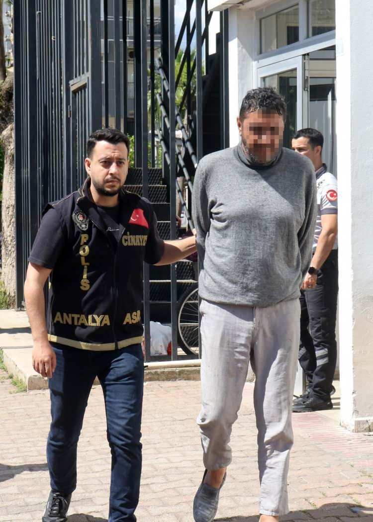 <p>Asayiş Şube M&uuml;d&uuml;rl&uuml;ğ&uuml; Cinayet B&uuml;ro Amirliği ekipleri, <span style="color:#A52A2A"><strong><em>B&uuml;nyamin T.'yi su&ccedil; aletiyle birlikte yakaladı.</em></strong></span></p>

<p>&nbsp;</p>

<p>B&uuml;nyamin T., tedbir ama&ccedil;lı Antalya Şehir Hastanesi'ne, ardından emniyete g&ouml;t&uuml;r&uuml;ld&uuml;.</p>

<p>&nbsp;</p>

<p>Cinayet B&uuml;ro Amirliğindeki işlemleri tamamlanan B&uuml;nyamin T., sabah saatlerinde ilk olarak sağlık kontrol&uuml;ne, ardından adliyeye sevk edildi.</p>

