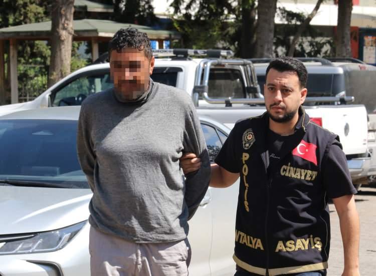 <p><strong>"BOĞAZIMA KADAR GETİRDİ"</strong></p>

<p>&nbsp;</p>

<p>Sağlık kontrol&uuml;nden &ccedil;ıkartıldığı esnada <strong><em>"Cinayeti neden işlediniz, pişman mısınız?"</em></strong> sorusuna B&uuml;nyamin T., <strong><em>"B.D.'ye s&ouml;yleyin kimsenin hakkını yemesin. <span style="color:#A52A2A">&Ccedil;alışan insanların parasını vermiyor. 5 aydır &ccedil;alışıyorum, para almıyorum.</span> Boğazıma kadar getirdiler. Pişmanım tabii ki"</em></strong> dedi.</p>

<p>&nbsp;</p>

<p>B&uuml;nyamin T.'nin emniyetteki ifadesinde, su&ccedil;lamaları kabul ettiği de &ouml;ğrenildi.</p>
