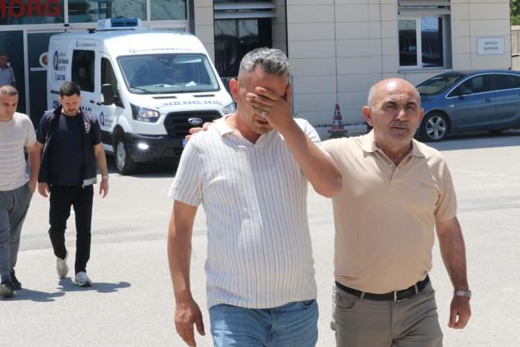 <p><strong>KURBANLIK PARASI İ&Ccedil;İN GİTTİĞİ ŞEHİRDE &Ouml;LD&Uuml;R&Uuml;LD&Uuml;</strong></p>

<p>&nbsp;</p>

<p>Hayatını kaybeden K&uuml;peli'nin cansız bedeni, işlemlerinin ardından oğlu İsrafil K&uuml;peli tarafından morgdan alındı.</p>

<p>&nbsp;</p>

<p>Oğul K&uuml;peli'nin ayakta durmakta g&uuml;&ccedil;l&uuml;k &ccedil;ektiği g&ouml;r&uuml;ld&uuml;.</p>

<p>&nbsp;</p>

<p>İsrafil K&uuml;peli, babasının 15 g&uuml;n &ouml;nce &ccedil;alışmak i&ccedil;in Antalya'ya geldiğini s&ouml;yledi. K&uuml;peli, <strong><em>"Babam &ccedil;alıştığı şirkette <span style="color:#A52A2A">başka bir &ccedil;alışanla şirketin alacak verecek meselesi y&uuml;z&uuml;nden tartışıyor.</span> Daha sonra babamın olduğu yere gidiyor ve orada bı&ccedil;akla babamı katlediyor. Sırtından, boynundan, karnından, her yerinden bı&ccedil;aklamış ve bırakmış. </em></strong></p>

<p>&nbsp;</p>

<p><strong><em>Bu kişinin en ağır cezayı almasını istiyorum. Bu vahşi bir cinayet, normal bir şey değil. Şirketten alacağı y&uuml;z&uuml;nden neden babamı katlediyor. Bir insan, bu kadar cani olamaz. Bu kişinin en ağır cezayı almasını istiyorum. </em></strong></p>

<p>&nbsp;</p>

<p><strong><em>Babamın kimseye borcu yok. <span style="color:#A52A2A">Babam emekli adam ve buraya sadece kurban har&ccedil;lığı &ccedil;ıksın diye 1-1,5 aylığına &ccedil;alışmaya gelmişti. </span>Onun dışında kimseyle bir sıkıntısı yok. Olayı ger&ccedil;ekleştiren kişi, şirkette 9-10 g&uuml;nd&uuml;r zaten &ccedil;alışmıyormuş. Alkol alıyormuş. D&uuml;n de alkoll&uuml;ym&uuml;ş zaten. Olay anında da alkoll&uuml;ym&uuml;ş."</em></strong> dedi.</p>

<p>&nbsp;</p>

<p>Sebahattin K&uuml;peli'nin cenazesi, defnedilmek &uuml;zere İzmir Karabağlar'a g&ouml;t&uuml;r&uuml;ld&uuml;</p>
