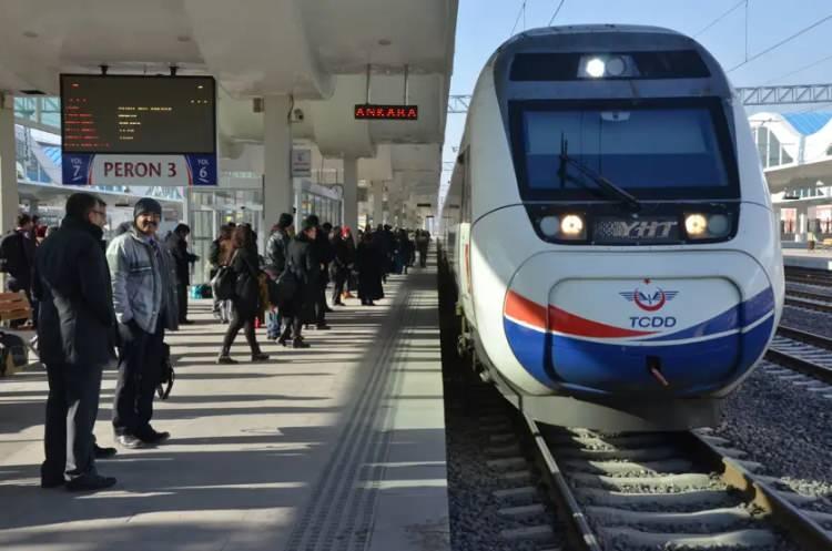 <p>Bulunan eşyaların listeleri, bug&uuml;n ve 14-15 Mayıs tarihlerinde TCDD Taşımacılık AŞ'nin resmi internet sitesi &uuml;zerinden yayımlanacak, ayrıca &uuml;r&uuml;nler kategorilerine g&ouml;re sergilenecek.</p>

<p>&nbsp;</p>
