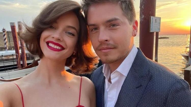 <p><strong>Mutlu evlilikleriyle sık sık magazin g&uuml;ndemine konu olan Palvin ve&nbsp;Sprouse , sevenlerini mutlu edecek haberi Cannes Film Festivali'nde duyurdu.</strong></p>
