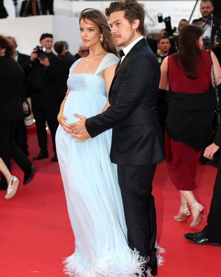 <p><strong>Palvin, a&ccedil;ık mavi renkli ve t&uuml;y detaylı bir elbise giymeyi tercih ederken, elini karnına koyarak poz verdi. Sprouse ise smokinle g&ouml;r&uuml;nt&uuml;lenirken eşine sarıldığı karelerle dikkat &ccedil;ekti.</strong></p>
