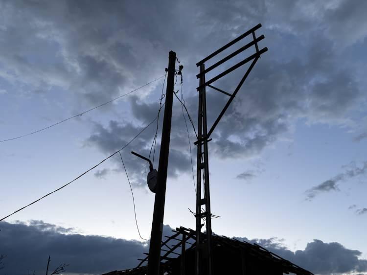 <p><strong><em>Elektrik enerjisi problemi giderildi. Sadece ağır hasar alan evlere elektrik verilemiyor, &ccedil;&uuml;nk&uuml; tesisatları problem &ccedil;ıkartabilir.&nbsp;</em></strong></p>
