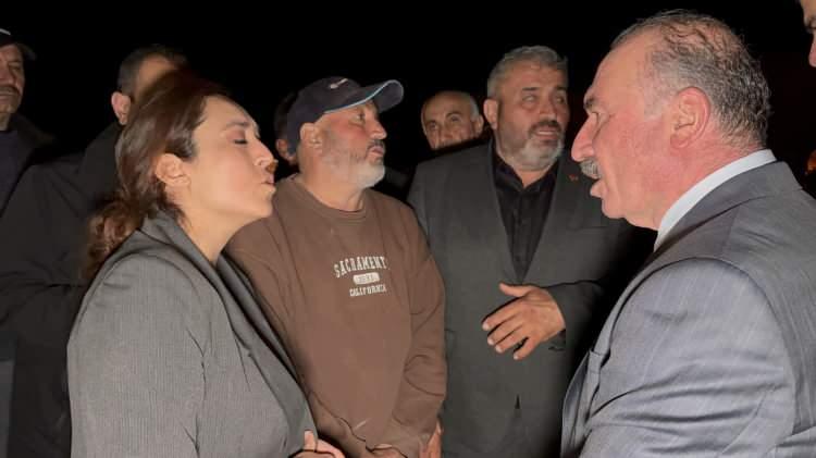 <p>&Ccedil;orum Valisi Ali &Ccedil;algan, Sungurlu Kaymakamı Mutlu K&ouml;ksal ve Sungurlu Belediye Başkanı Muhsin Dere, Oyaca k&ouml;y&uuml;n&uuml;n ardından Kavşut k&ouml;y&uuml;n&uuml;nde de incelemelerde bulunarak ekiplerden bilgi aldı.</p>
