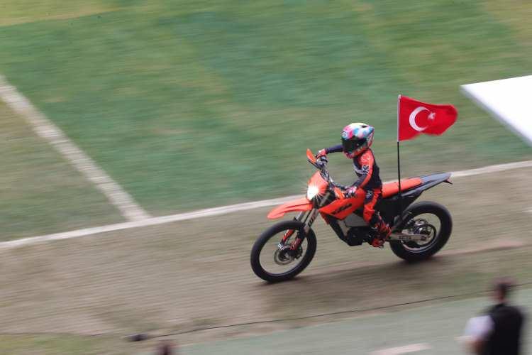 <p>Programda, T&uuml;rkiye Motosiklet Federasyonu (TMF) Milli Takımlar Kaptanı Kenan Sofuoğlu'nun 6 yaşındaki oğlu Zayn Sofuoğlu, g&ouml;steri yaptı.</p>

<p>&nbsp;</p>
