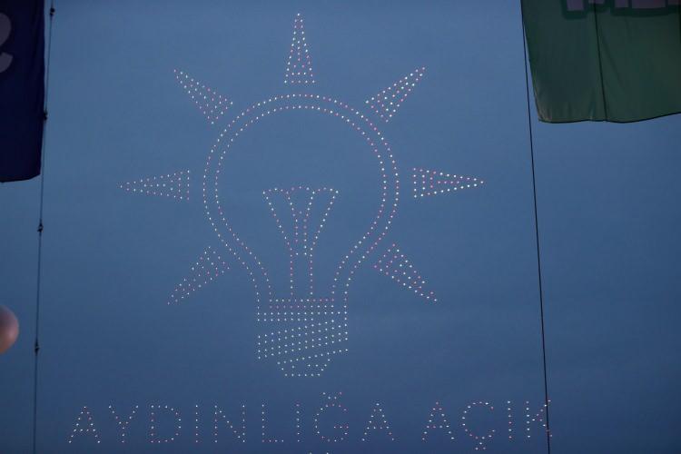 <p>Cumhurbaşkanı Erdoğan'ın hitabından &ouml;nce AK Parti Gen&ccedil;lik Kolları tarafından tarafından hazırlanan "Beraber B&uuml;y&uuml;d&uuml;k" isimli kısa film izlendi. Ayrıca, alanı dolduran gen&ccedil;ler, trib&uuml;nlerde Cumhurbaşkanı Erdoğan'a &ouml;zel hazırlanan dev pankartları a&ccedil;tı.<br />
Ş&ouml;lende Barış Man&ccedil;o'nun unutulmaz eseri "D&ouml;nence" eşliğinde başlayan dron g&ouml;sterisi de b&uuml;y&uuml;k ilgi g&ouml;rd&uuml;. G&ouml;ky&uuml;z&uuml;nde y&uuml;zlerce dronla oluşturulan g&ouml;rsel ş&ouml;lende, ilk olarak AK Parti'nin kuruluş tarihi olan 14 Ağustos 2001 ve T&uuml;rkiye haritası resmedildi. Ardından AK Parti logosu ile partinin kuruluş sloganı olan "Aydınlığa a&ccedil;ık, karanlığa kapalı" ifadeleri g&ouml;ky&uuml;z&uuml;ne yansıtıldı.<br />
2001 yılından bu yana AK Parti'nin iktidara geldiği se&ccedil;im tarihlerinin sırasıyla yer aldığı g&ouml;steride; ulaşımdan teknolojiye kadar T&uuml;rkiye'ye kazandırılan dev yatırımlar ve eserler ışıklarla anlatıldı.<br />
&nbsp;</p>
