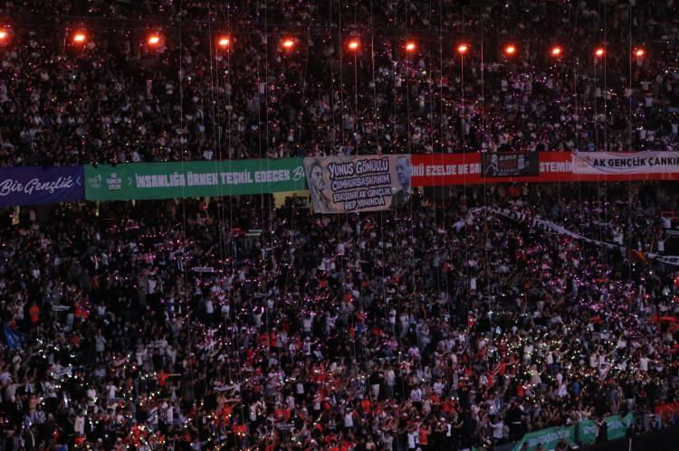 <p>T&uuml;rk bayrağının ardından, Cumhurbaşkanı Recep Tayyip Erdoğan'ın portresinin canlandırılması stadyumu dolduran gen&ccedil;lerden yoğun alkış aldı. G&ouml;sterinin g&ouml;rkemli finali ise dronlarla g&ouml;ky&uuml;z&uuml;ne "İyi ki varsın Erdoğan" yazısıyla yapıldı.<br />
&nbsp;</p>
