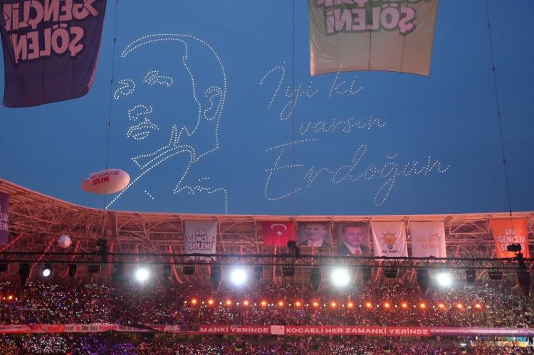 <p>Kocaeli'de d&uuml;zenlenen "Bir Gen&ccedil;lik Ş&ouml;leni"nde ger&ccedil;ekleştirilen dron g&ouml;sterisi b&uuml;y&uuml;k beğeni topladı. AK Parti'nin 2001'den bu yana icraatlarının anlatıldığı g&ouml;rsel ş&ouml;lende, g&ouml;ky&uuml;z&uuml;ne yansıtılan Cumhurbaşkanı Recep Tayyip Erdoğan'ın portresi ile "İyi ki varsın Erdoğan" yazısı gen&ccedil;lerden yoğun alkış aldı.</p>
