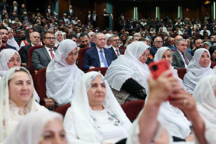 <p>Tarımda verilen desteğin de katkısıyla gıda arz g&uuml;venliğinde sorun olmadığının da altını &ccedil;izen Erdoğan, k&uuml;resel zeminde yayılan 'gıda milliyet&ccedil;iliği'ne karşı T&uuml;rkiye'nin de tedbirini aldığını s&ouml;yledi.</p>

<p>&nbsp;</p>
