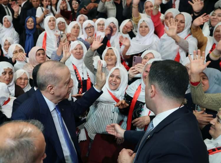<p>"GIDA ARZ G&Uuml;VENLİĞİMİZDE SORUN YOK"</p>

<p>Programa katılan Cumhurbaşkanı Erdoğan, burada yaptığı konuşmada tarımsal &uuml;retim konusunda hi&ccedil;bir sorun yaşanmadığını belirtti.</p>

<p>Cumhurbaşkanı Erdoğan, Tarım ve Orman Bakanlığı koordinesinde hayata ge&ccedil;irilen tarımda destek planlarının ardından yeni bir finansman m&uuml;jdesi paylaştı.</p>
